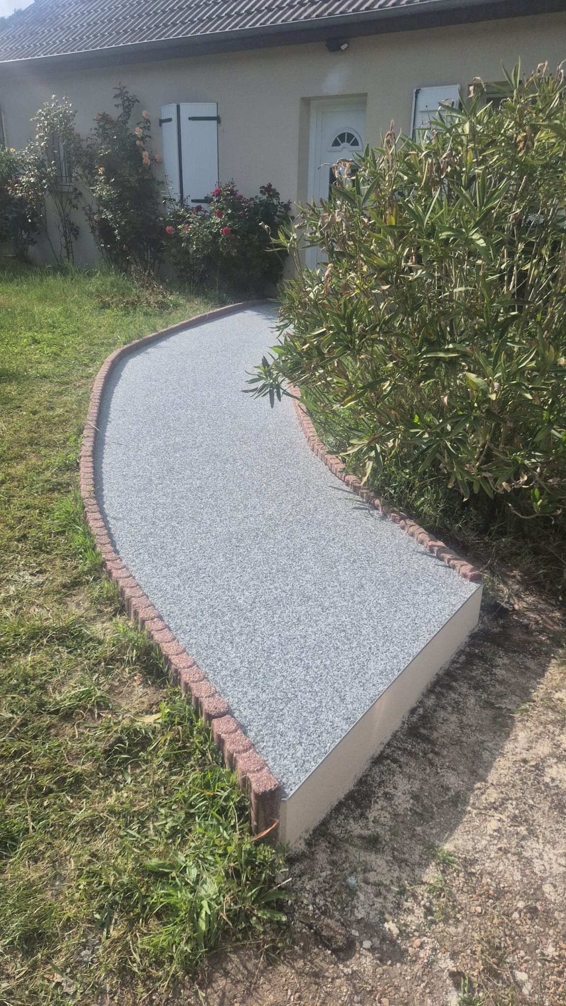 Allée de jardin en moquette de pierre